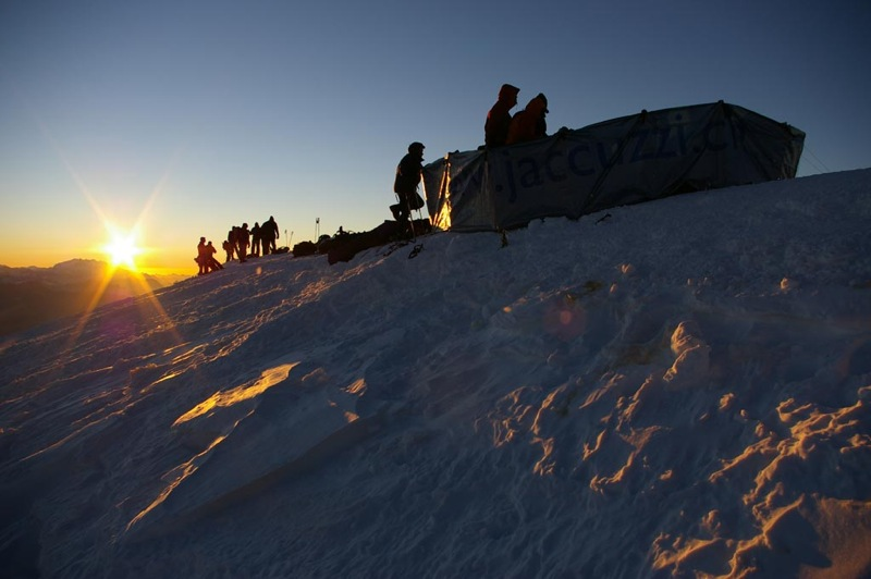 Illustration for article titled Mont Blanc Jacuzzi Party at 15,711 Feet Was Low on Oxygen, High on Booze